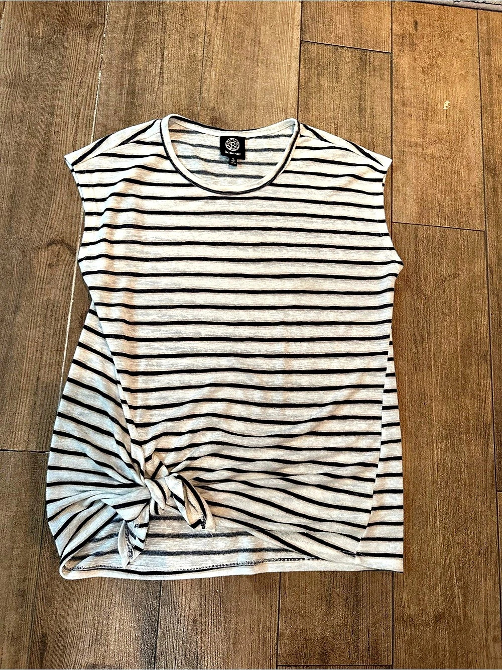Babeau Striped Knot-Hem Tank in White & Black Size Small